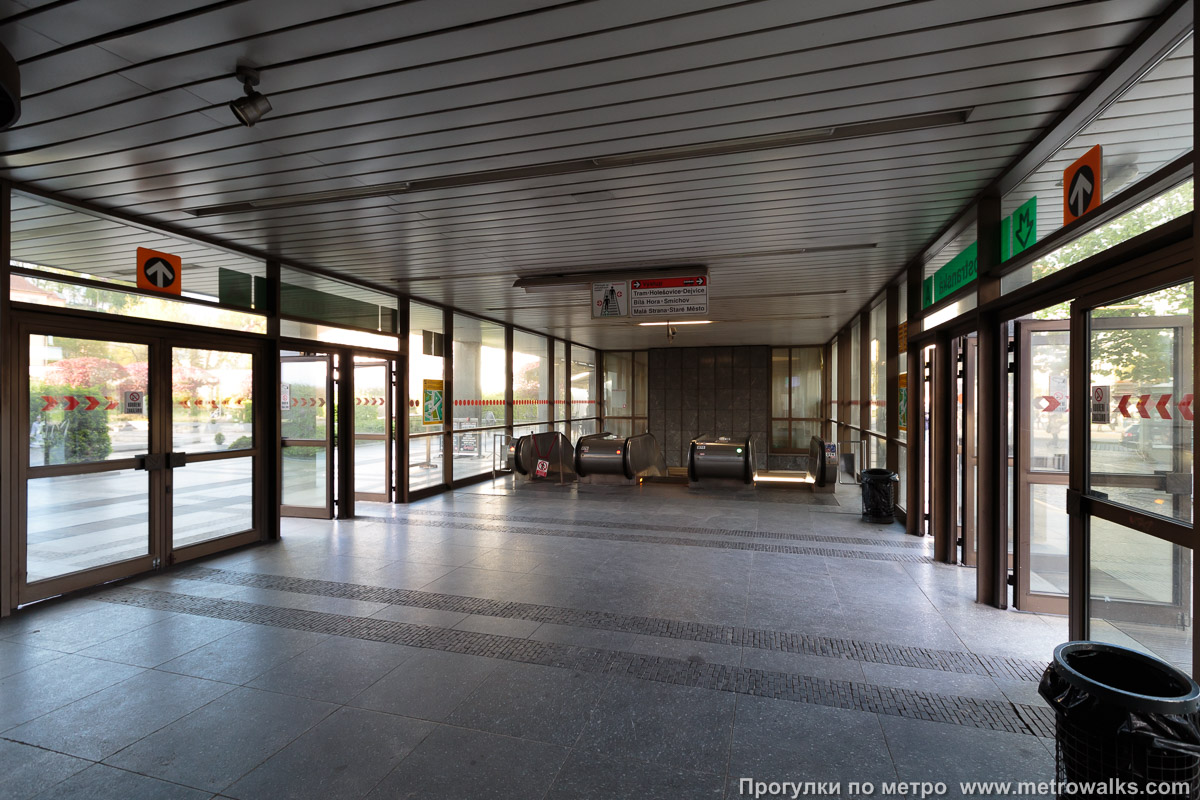Фотография станции Malostranská [Ма́лостра́нска] (линия A, Прага). Внутри вестибюля станции, общий вид. Эскалаторы ведут из наземного вестибюля в подземный.
