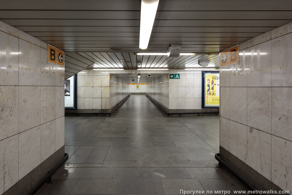 Фотография станции Můstek [Му́стэк] (линия A, Прага). Переход, общий вид. Переход между линиями «A» и «B» — сложная система многих параллельных и самопересекающихся коридоров.
