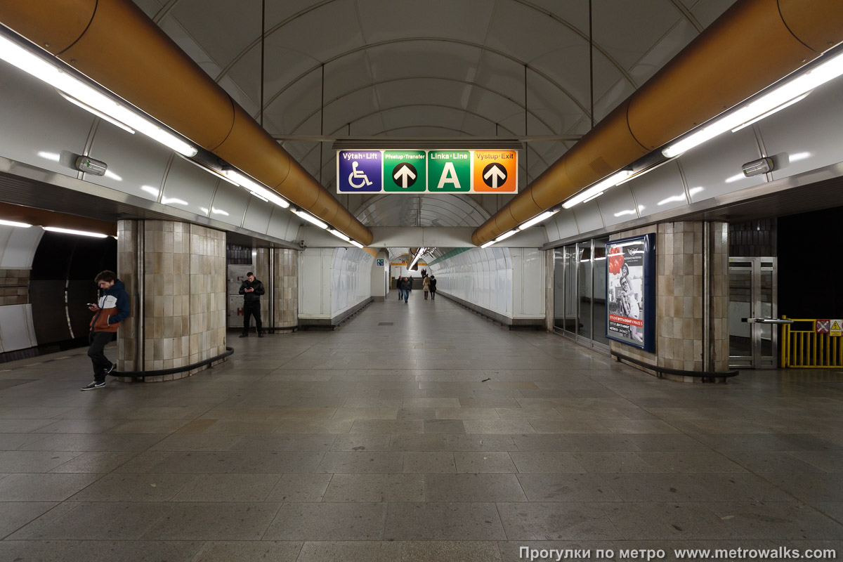 Фотография станции Můstek [Му́стэк] (линия B, Прага). Около перехода. В северо-восточном торце — переход на одноимённую станцию линии «A».