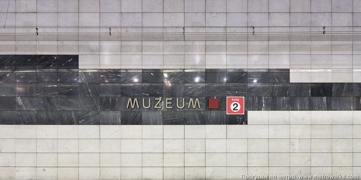 Фотография станции Muzeum [Музэ́ум] (линия C, Прага). Путевая стена.