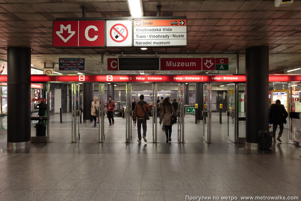 Фотография станции Muzeum [Музэ́ум] (линия C, Прага). Вход в вестибюль станции из подземного перехода.