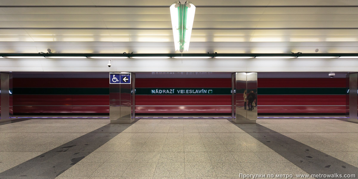 Фотография станции Nádraží Veleslavín [На́дражи Велеслави́н] (линия A, Прага). Поперечный вид, проходы между колоннами из центрального зала на платформу.