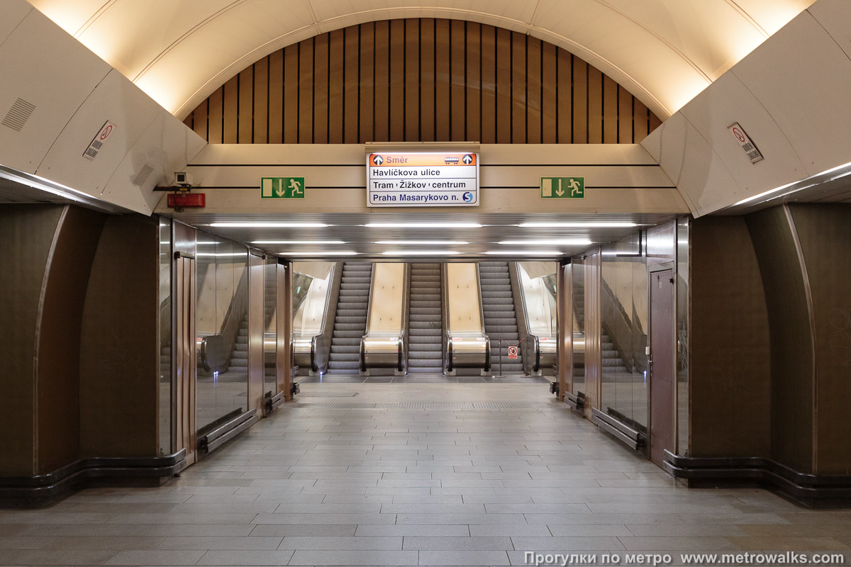 Фотография станции Náměstí Republiky [На́мести Репу́блики] (линия B, Прага). Выход в город, эскалаторы начинаются прямо с уровня платформы.