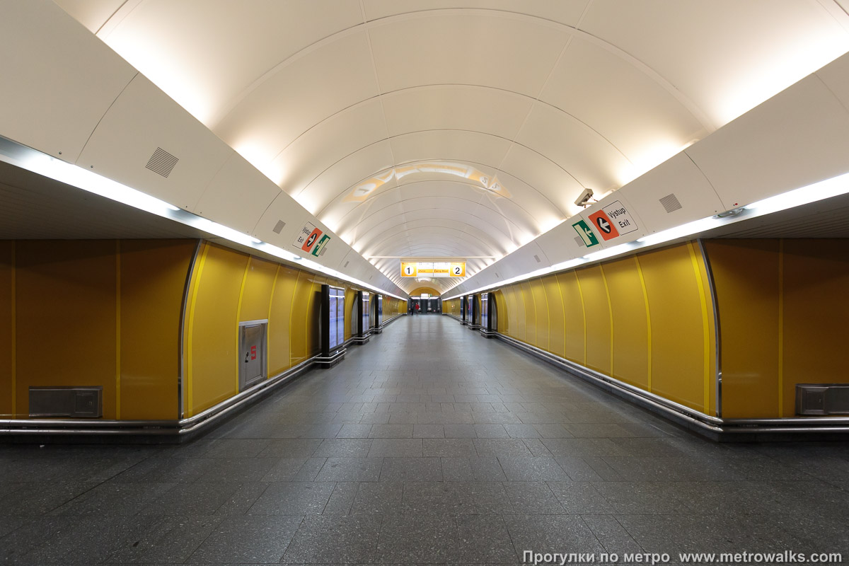Фотография станции Národní třída [На́родни трши́да] (линия B, Прага). Часть станции около выхода в город. К эскалаторам ведёт длинный коридор для расположения выхода в нужном месте плотного центра города.