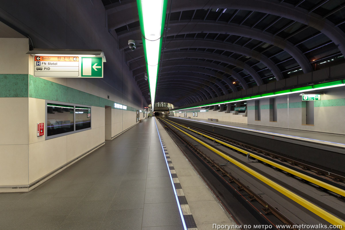 Фотография станции Nemocnice Motol [Не́моцнице Мото́л] (линия A, Прага). Продольный вид вдоль края платформы. Платформа прибытия из центра города.