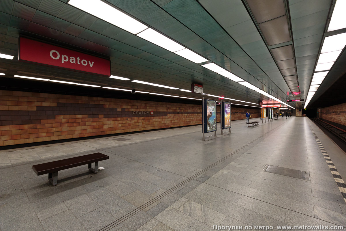 Фотография станции Opatov [Опа́тов] (линия C, Прага). Вид по диагонали.