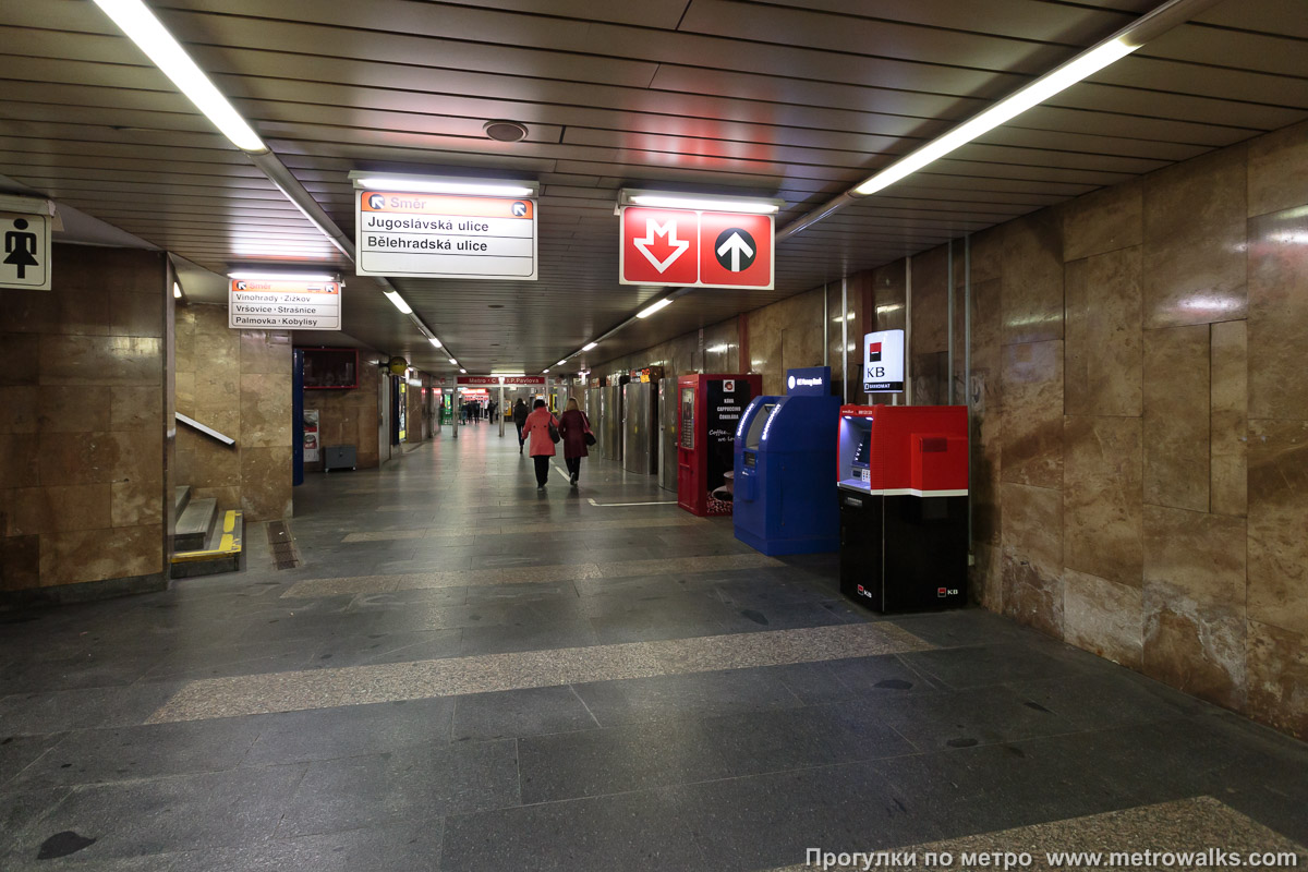 Фотография станции I. P. Pavlova [И. П. Па́влова] (линия C, Прага). Коридор подземного перехода.