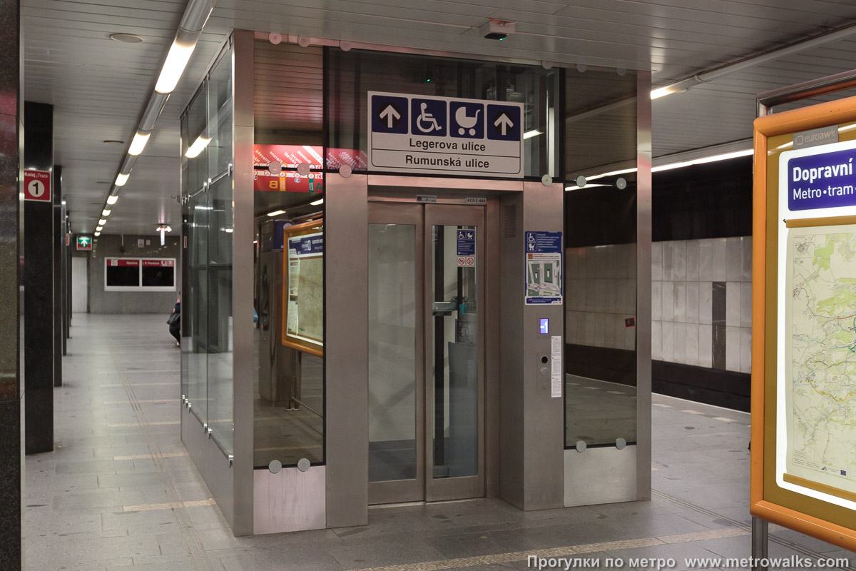 Фотография станции I. P. Pavlova [И. П. Па́влова] (линия C, Прага). Лифт.