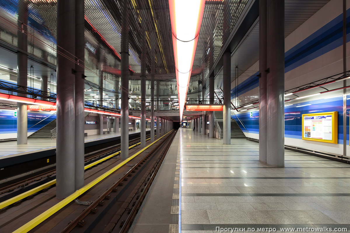 Фотография станции Prosek [Про́сэк] (линия C, Прага). Продольный вид вдоль края платформы.