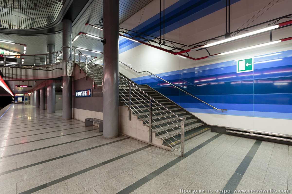 Фотография станции Prosek [Про́сэк] (линия C, Прага). Выход в город осуществляется по лестнице. Дополнительные лестницы для выхода в город.