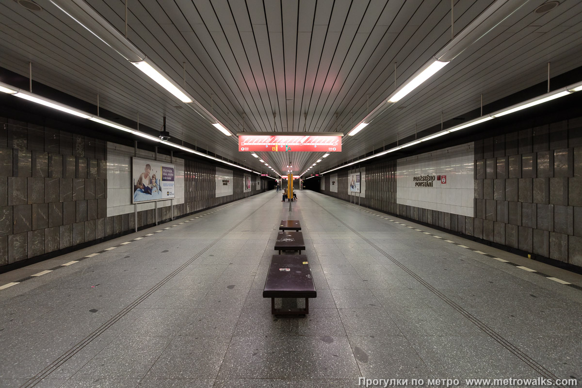 Фотография станции Pražského povstání [Пра́жскего повста́ни] (линия C, Прага). Центральный зал станции, вид вдоль от глухого торца в сторону выхода.