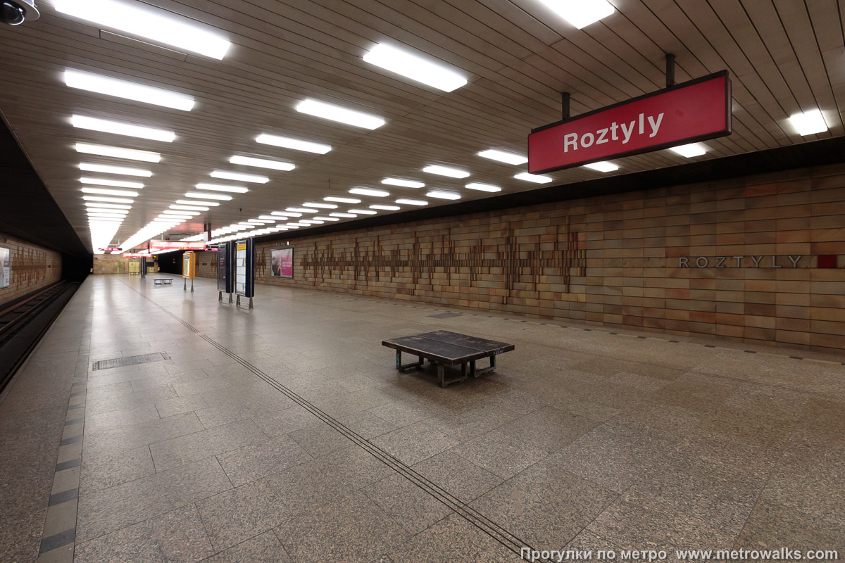 Фотография станции Roztyly [Ро́зтылы] (линия C, Прага). Вид по диагонали.