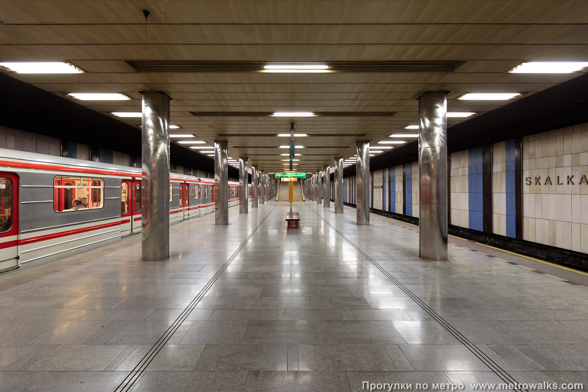 Фотография станции Skalka [Ска́лка] (линия A, Прага). Центральный зал станции, вид вдоль от глухого торца в сторону выхода. Для пущей цветастости — с поездом.