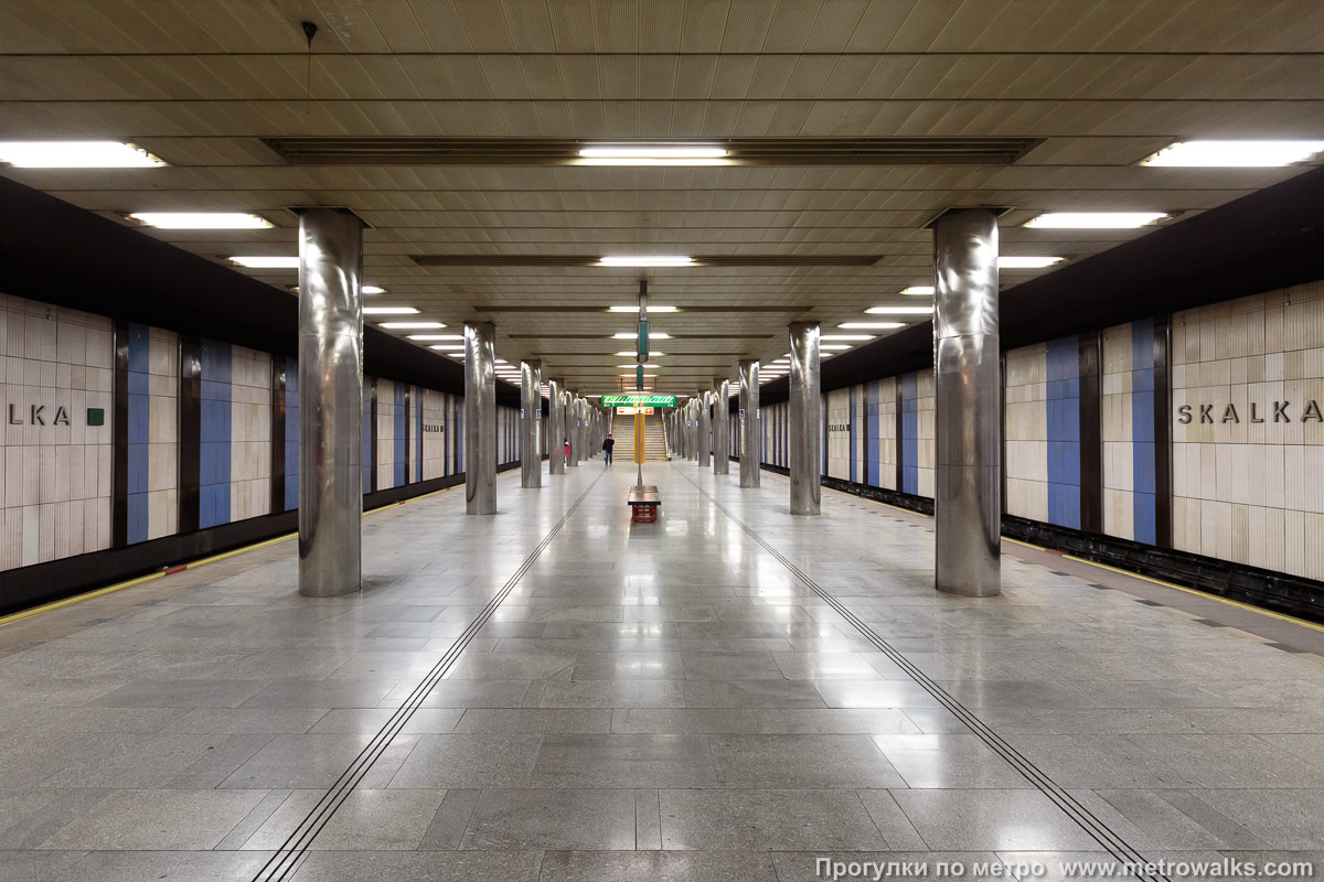 Фотография станции Skalka [Ска́лка] (линия A, Прага). Центральный зал станции, вид вдоль от глухого торца в сторону выхода.