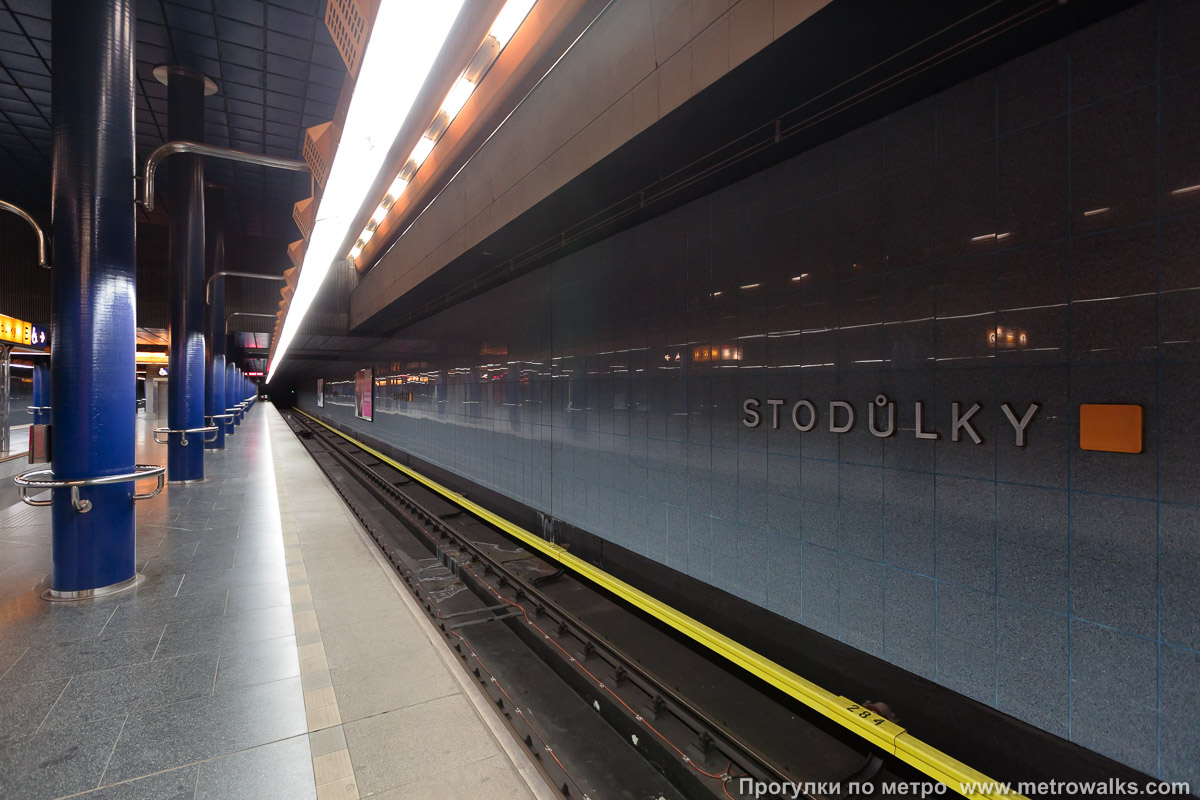 Фотография станции Stodůlky [Стоду́лки] (линия B, Прага). Боковой зал станции и посадочная платформа, общий вид.