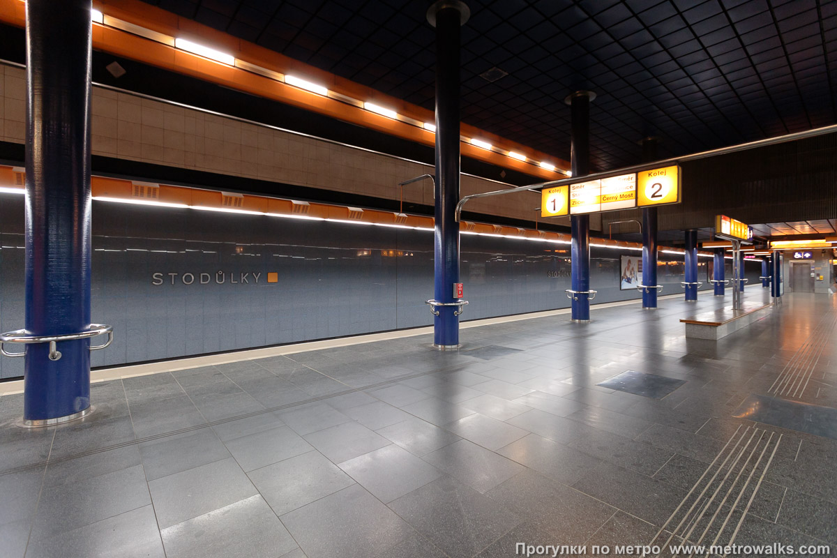 Фотография станции Stodůlky [Стоду́лки] (линия B, Прага). Вид по диагонали.