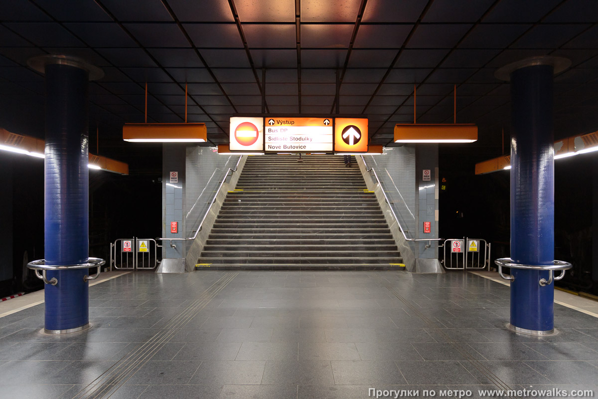 Фотография станции Stodůlky [Стоду́лки] (линия B, Прага). Выход в город осуществляется по лестнице. Первый выход — восточный.