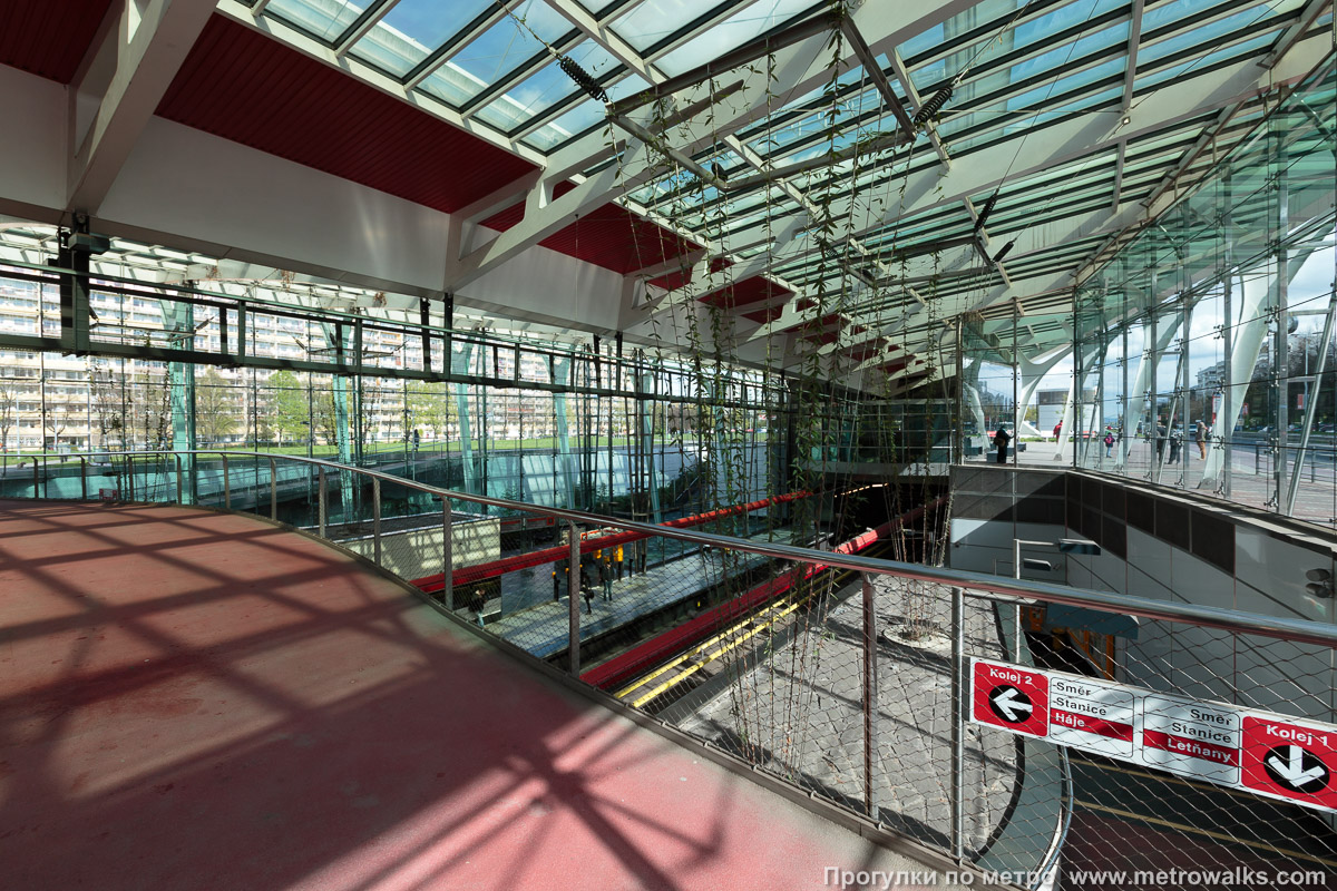 Фотография станции Střížkov [Стрши́жков] (линия C, Прага). Внутри вестибюля станции, общий вид. Через вестибюль можно пройти насквозь над станцией, не входя в зону оплаты.
