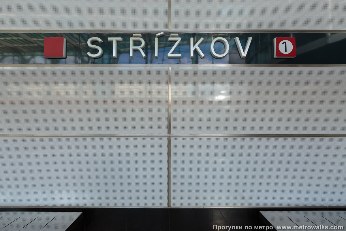Фотография станции Střížkov [Стрши́жков] (линия C, Прага). Название станции на станционной стене крупным планом.