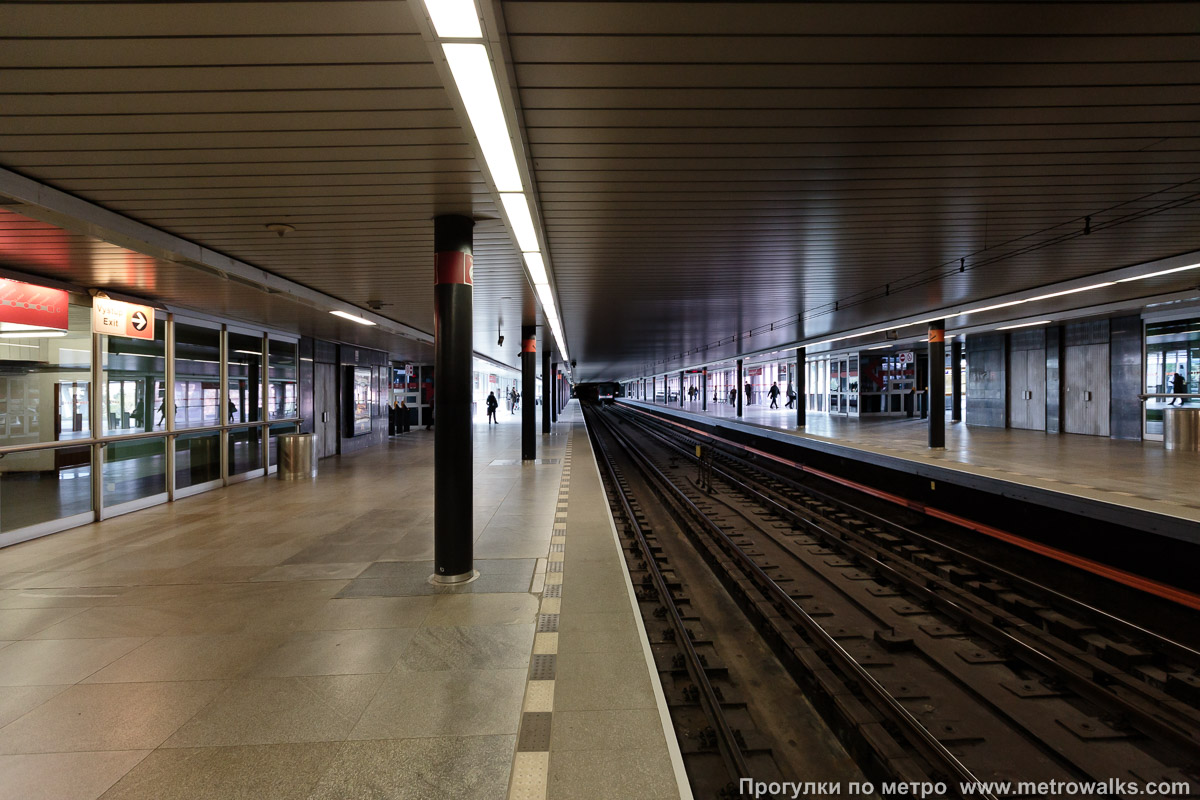 Фотография станции Vyšehrad [Вы́шеград] (линия C, Прага). Продольный вид вдоль края платформы.