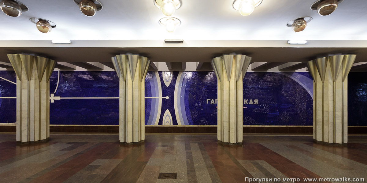 Фотография станции Гагаринская (Самара). Поперечный вид, проходы между колоннами из центрального зала на платформу.