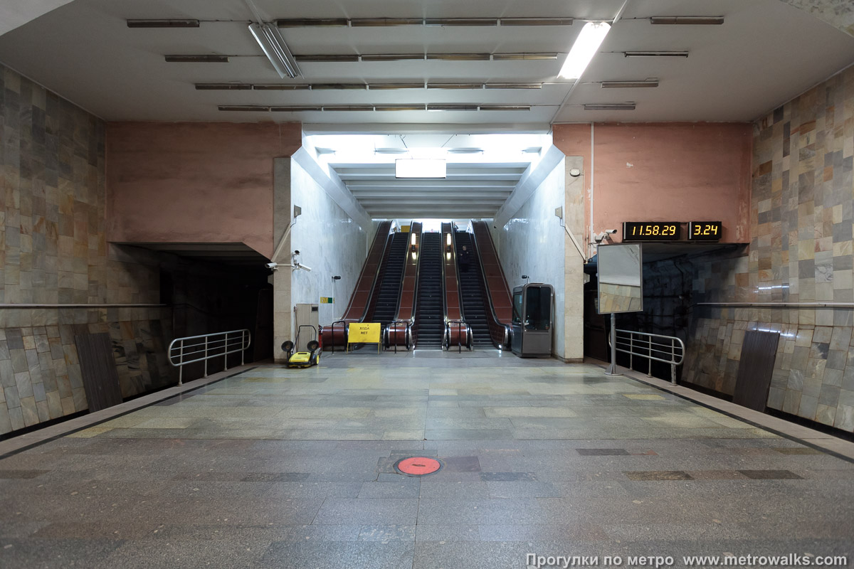 Фотография станции Кировская (Самара). Выход в город, эскалаторы начинаются прямо с уровня платформы. Это второй выход, в сторону железнодорожной остановки «Пятилетка».