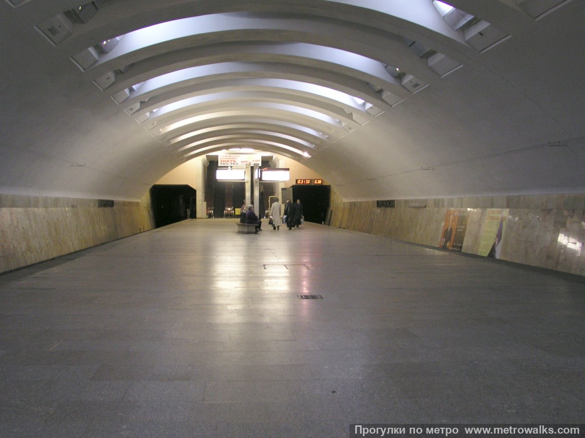 Фотография станции Кировская (Самара). Продольный вид по оси станции.