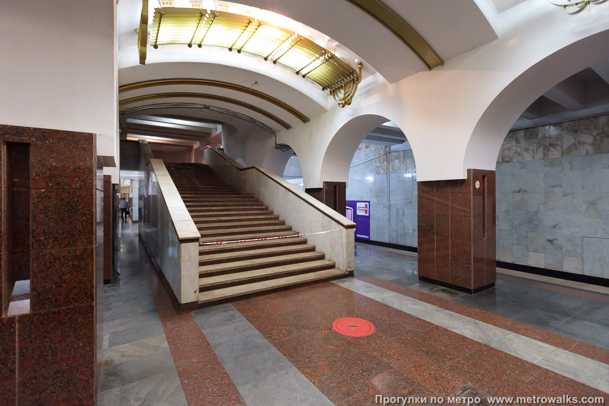 Фотография станции Московская (Самара). Около перехода. В центре зала расположена “лестница в никуда” — задел под переход на будущую вторую линию.