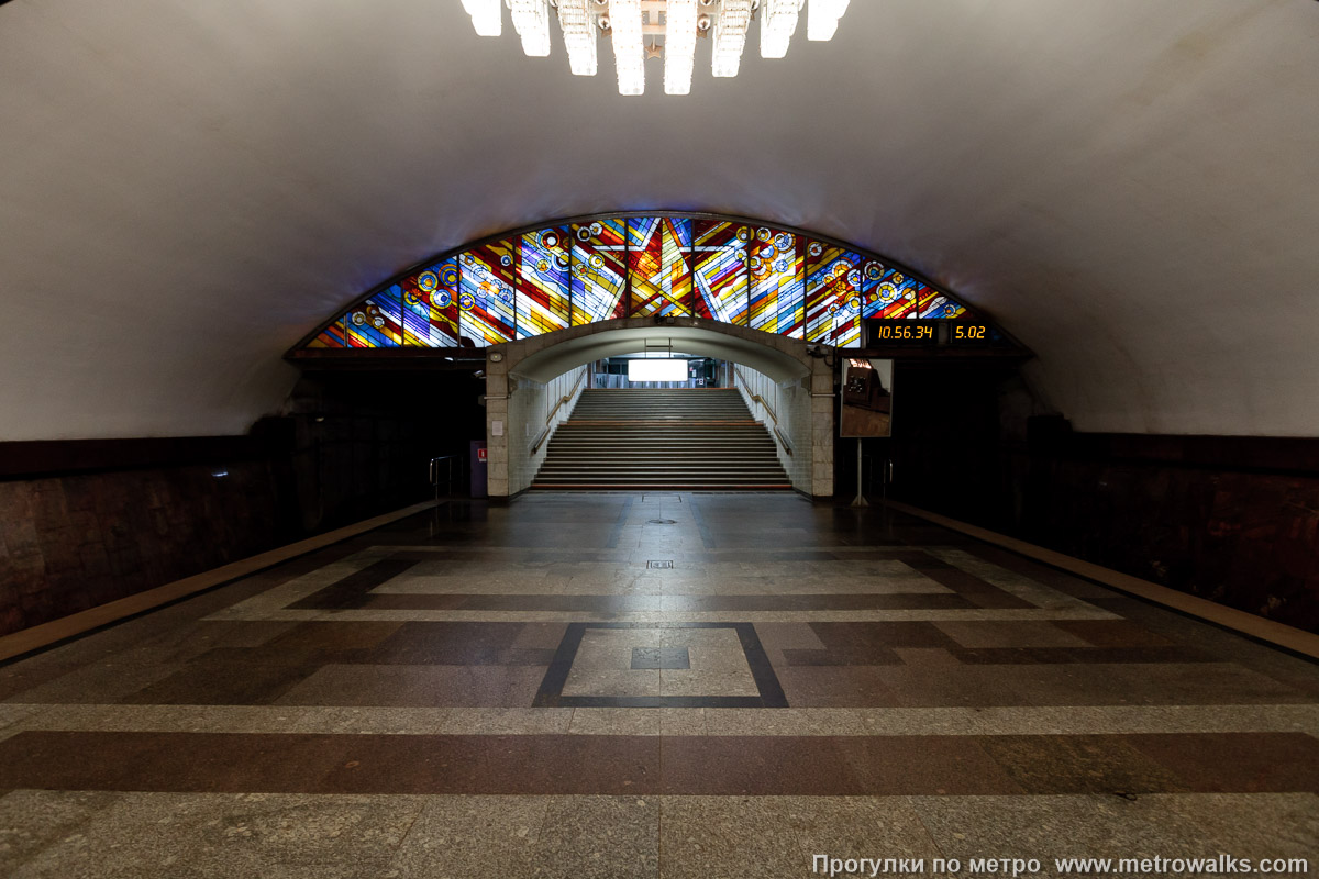 Фотография станции Победа (Самара). Выход в город осуществляется по лестнице.