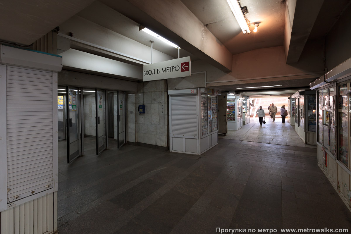 Фотография станции Победа (Самара). Вход в вестибюль станции из подземного перехода.