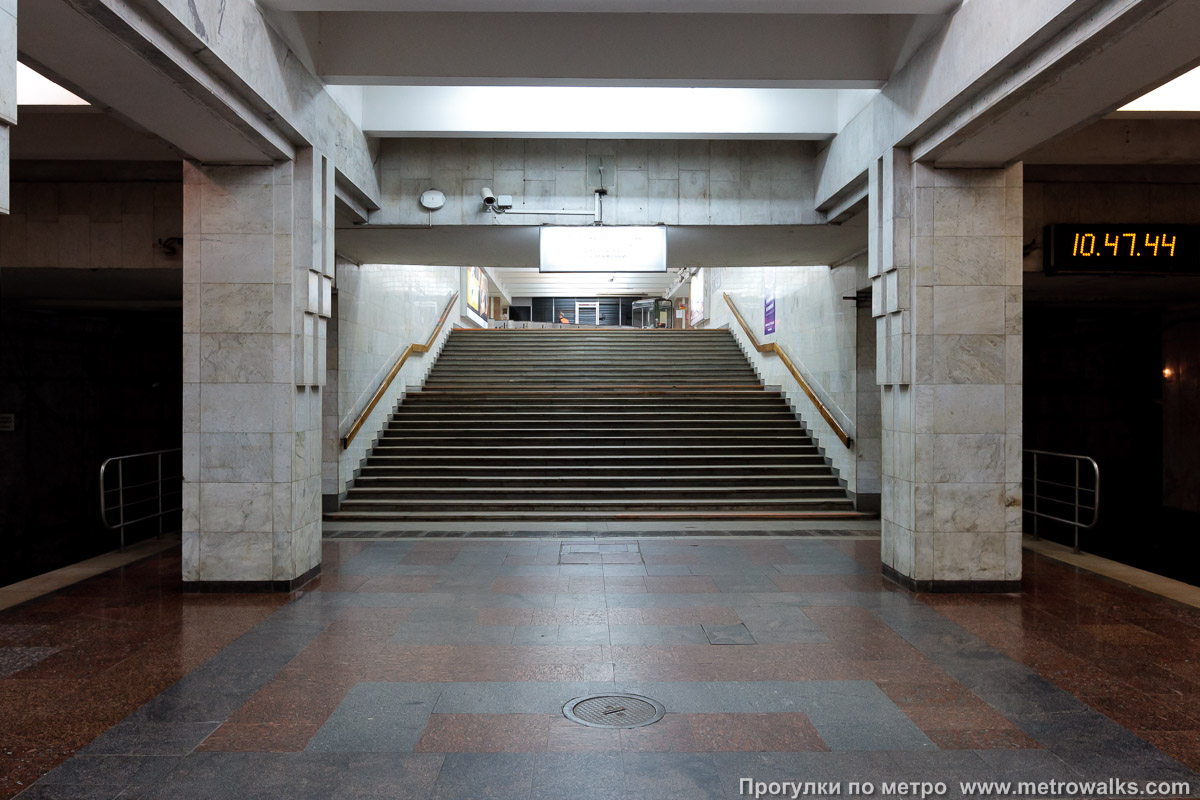 Фотография станции Советская (Самара). Выход в город осуществляется по лестнице.