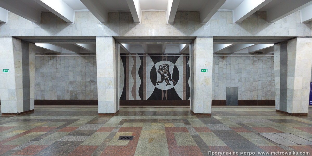 Фотография станции Спортивная (Самара). Поперечный вид, проходы между колоннами из центрального зала на платформу.