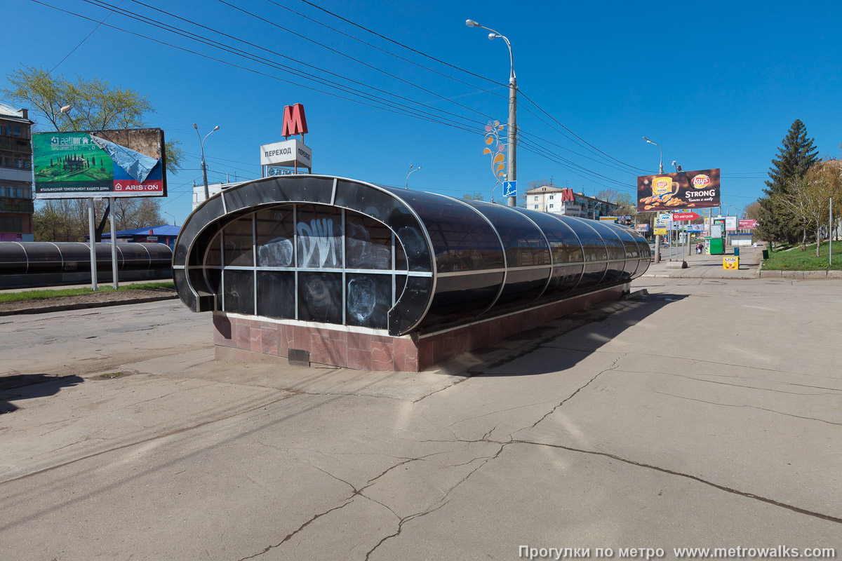 Фотография станции Спортивная (Самара). Вход на станцию осуществляется через подземный переход. Некоторые спуски в подземный переход оборудованы крышей.