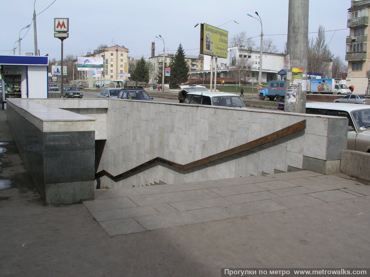 Фотография станции Спортивная (Самара). Вход на станцию осуществляется через подземный переход.