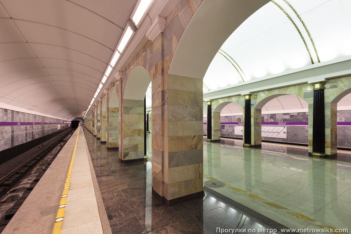 Фотография станции Адмиралтейская (Фрунзенско-Приморская линия, Санкт-Петербург). Вид с края платформы по диагонали на противоположную сторону сквозь центральный зал.