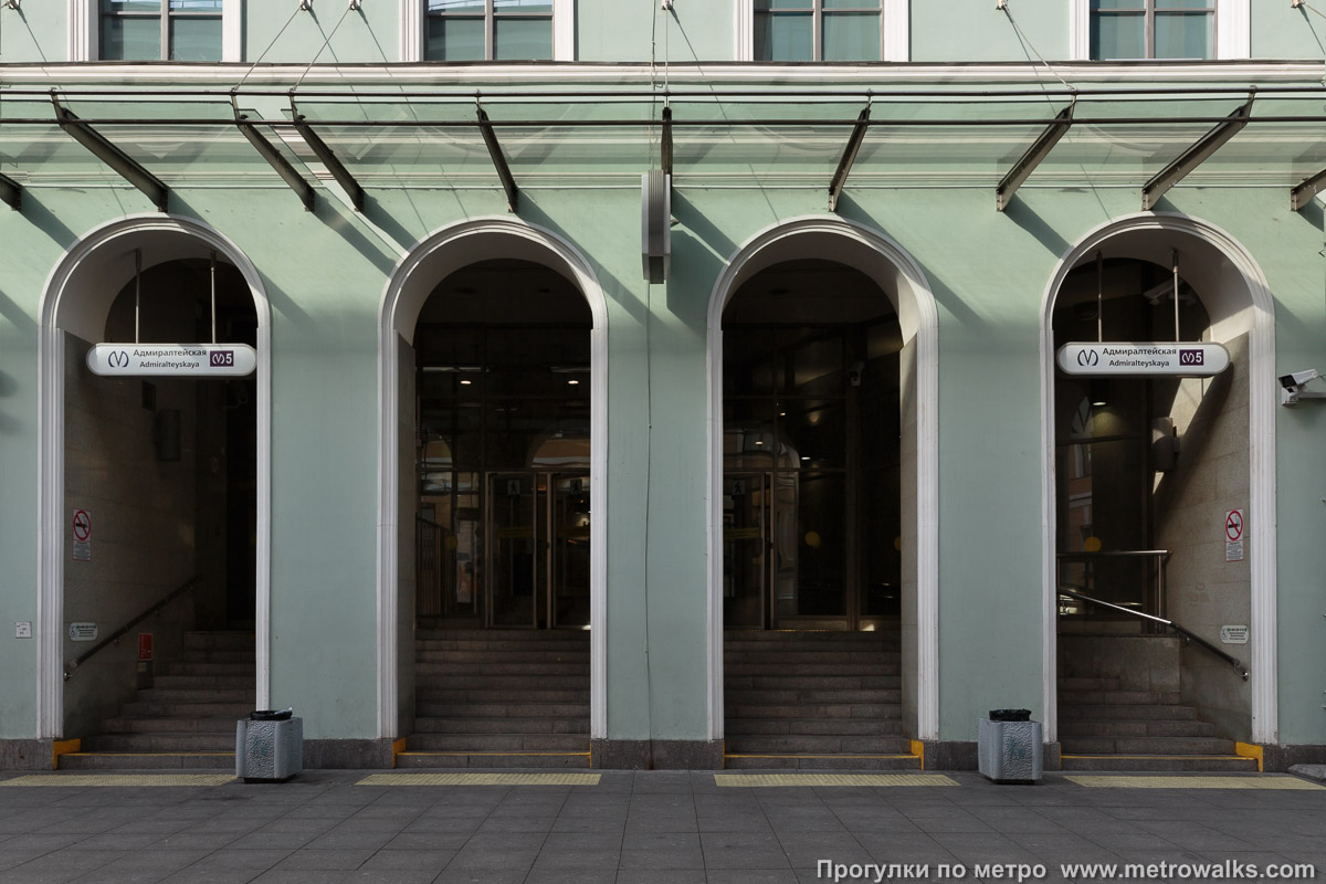 Фотография станции Адмиралтейская (Фрунзенско-Приморская линия, Санкт-Петербург). Вход в наземный вестибюль крупным планом.