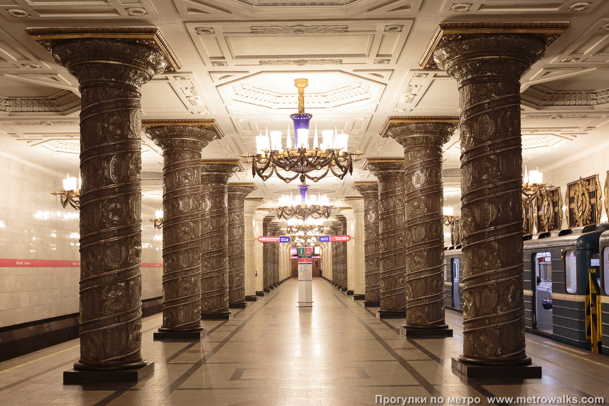Фотография станции Автово (Кировско-Выборгская линия, Санкт-Петербург). Центральный зал станции, вид вдоль от глухого торца в сторону выхода.