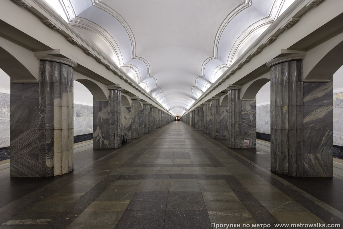 Фотография станции Балтийская (Кировско-Выборгская линия, Санкт-Петербург). Центральный зал станции, вид вдоль от глухого торца в сторону выхода.