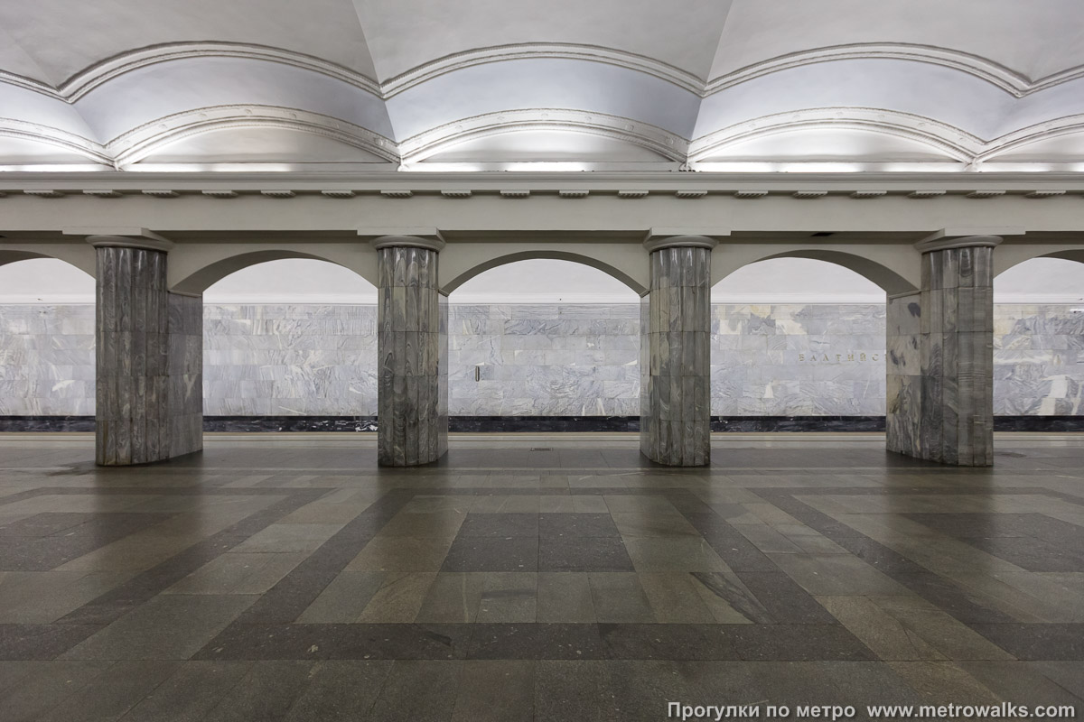 Фотография станции Балтийская (Кировско-Выборгская линия, Санкт-Петербург). Поперечный вид, проходы между колоннами из центрального зала на платформу.