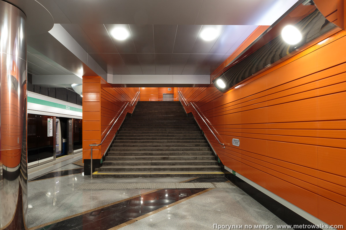 Фотография станции Беговая (Невско-Василеостровская линия, Санкт-Петербург). Лестница переходного мостика на противоположную платформу. Здесь мог бы быть второй выход, но сейчас можно только перейти над путями станции на противоположную платформу.