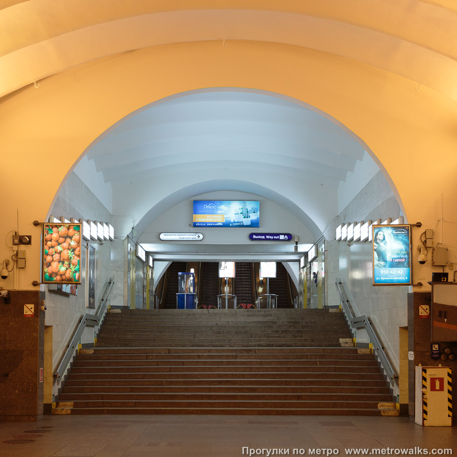 Фотография станции Проспект Большевиков (Правобережная линия, Санкт-Петербург). Выход в город, до эскалаторов нужно подняться по небольшой лестнице.