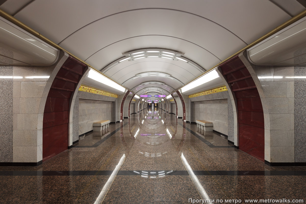 Фотография станции Бухарестская (Фрунзенско-Приморская линия, Санкт-Петербург). Центральный зал станции, вид вдоль от глухого торца в сторону выхода.