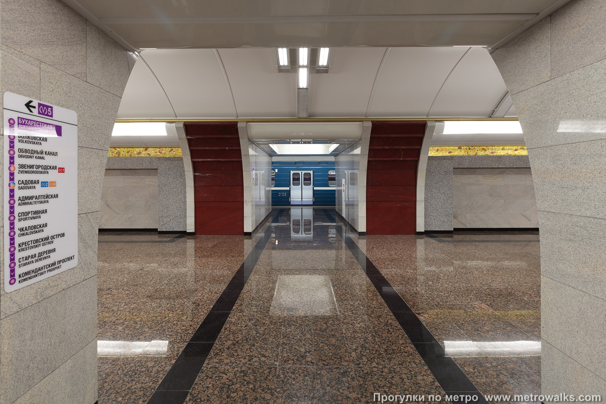 Фотография станции Бухарестская (Фрунзенско-Приморская линия, Санкт-Петербург). Сквозной вид с края платформы через два прохода между пилонами.
