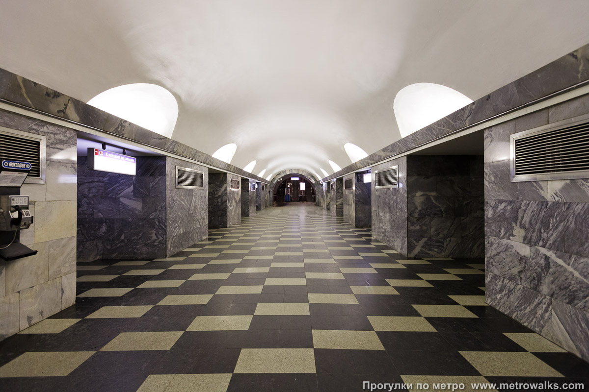 Фотография станции Чернышевская (Кировско-Выборгская линия, Санкт-Петербург). Центральный зал станции, вид вдоль от глухого торца в сторону выхода.
