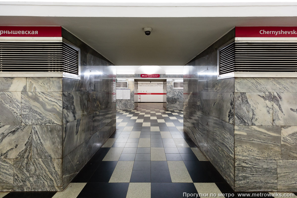 Фотография станции Чернышевская (Кировско-Выборгская линия, Санкт-Петербург). Сквозной вид с края платформы через два прохода между пилонами.