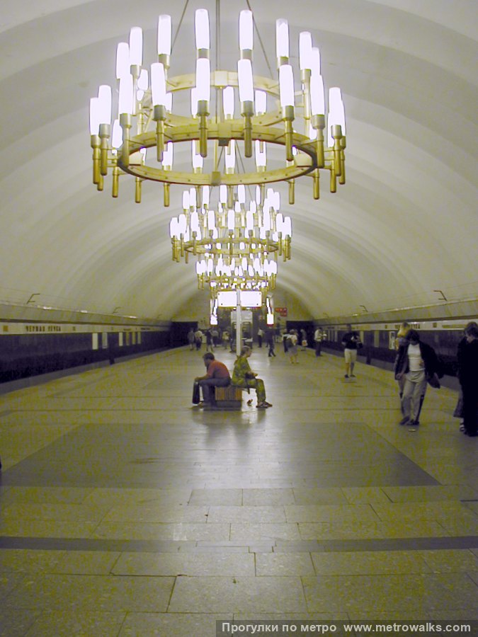 Фотография станции Чёрная речка (Московско-Петроградская линия, Санкт-Петербург). Общий вид по оси станции от глухого торца в сторону выхода.