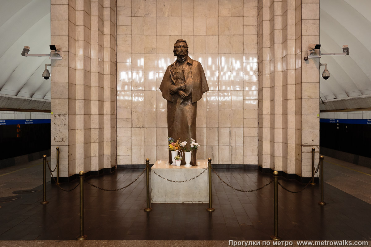 Фотография станции Чёрная речка (Московско-Петроградская линия, Санкт-Петербург). Памятник А. С. Пушкину, фото 2025 года. Иногда что-то незаметно меняется…