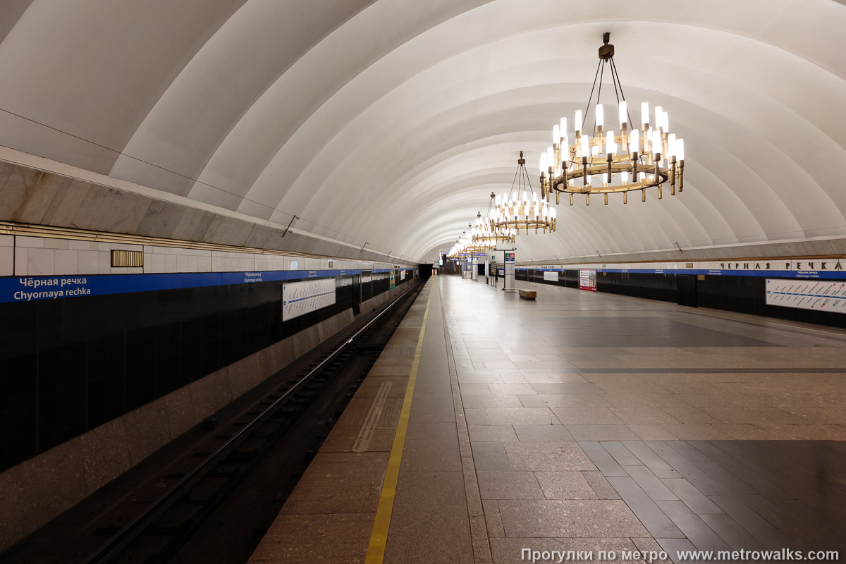 Фотография станции Чёрная речка (Московско-Петроградская линия, Санкт-Петербург). Край платформы, общий вид.