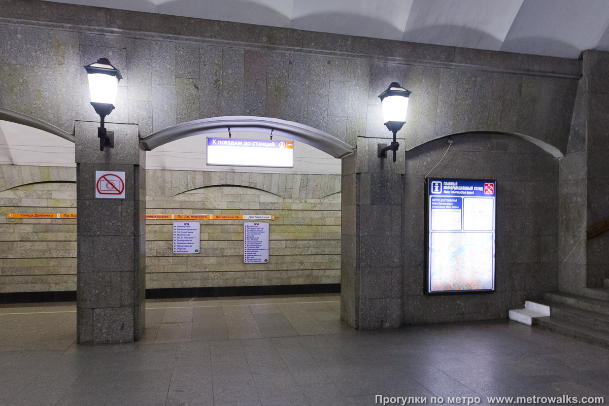 Фотография станции Достоевская (Правобережная линия, Санкт-Петербург). Проход между центральным залом и посадочными платформами крупным планом.