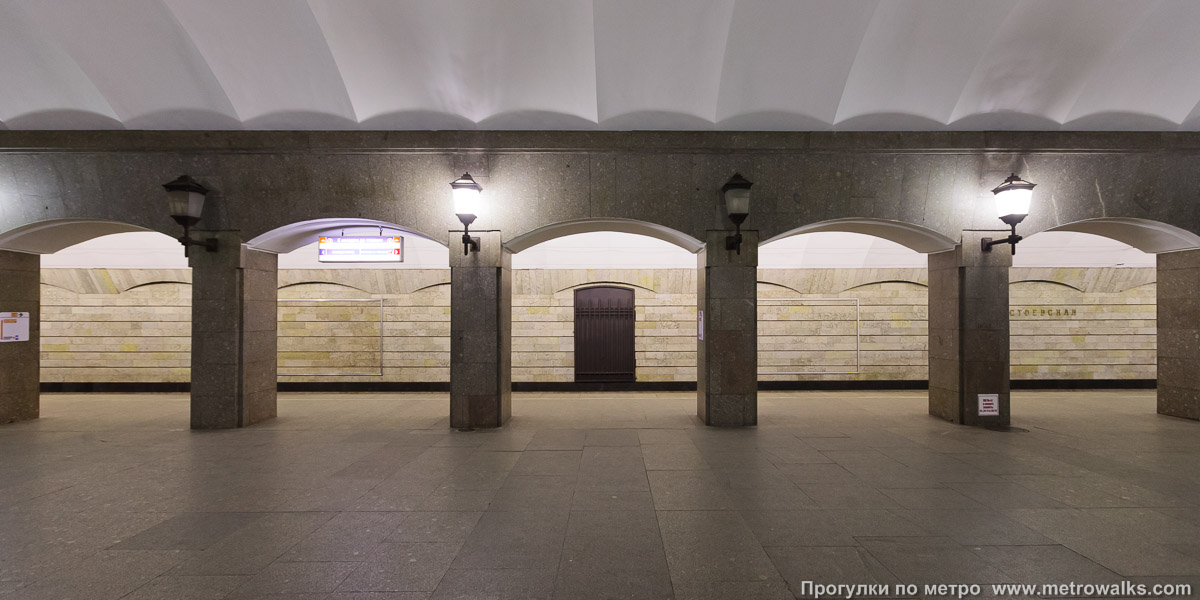 Фотография станции Достоевская (Правобережная линия, Санкт-Петербург). Поперечный вид, проходы между колоннами из центрального зала на платформу.